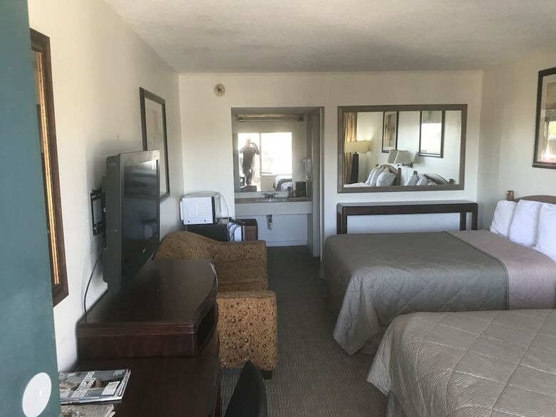Motel American Inn And Suites