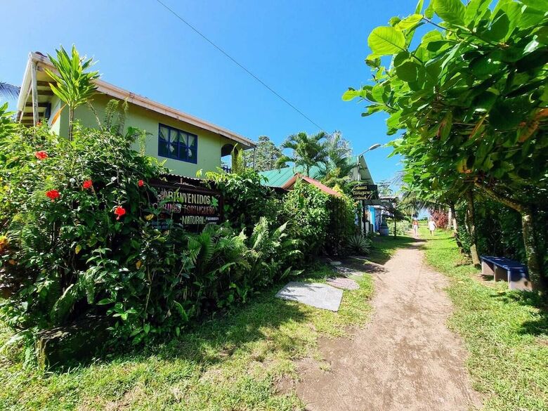 Bed & Breakfast Cabinas Tortuguero Natural