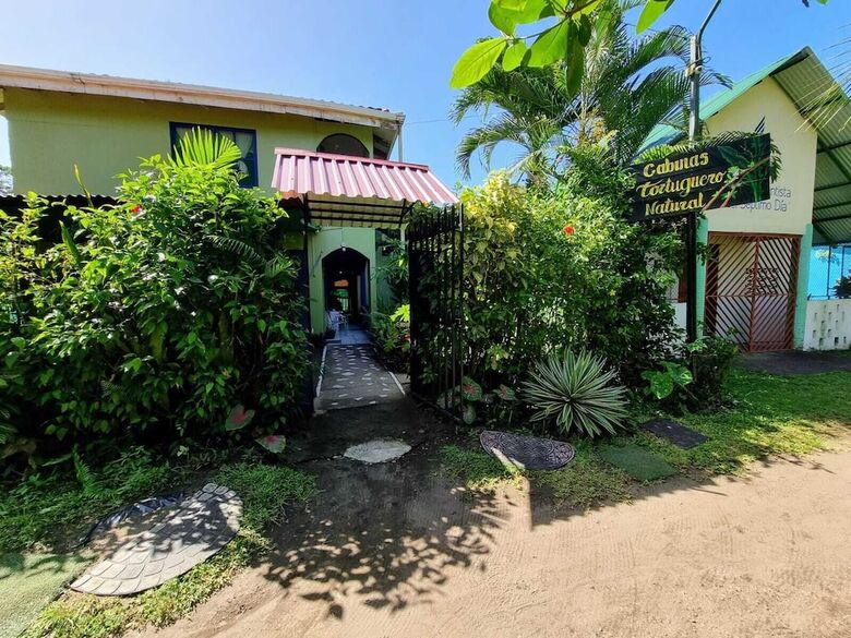 Bed & Breakfast Cabinas Tortuguero Natural