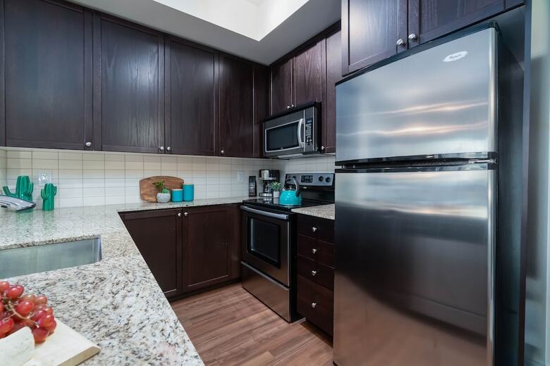 Hotel Peter St - Downtown Suite With Balcony