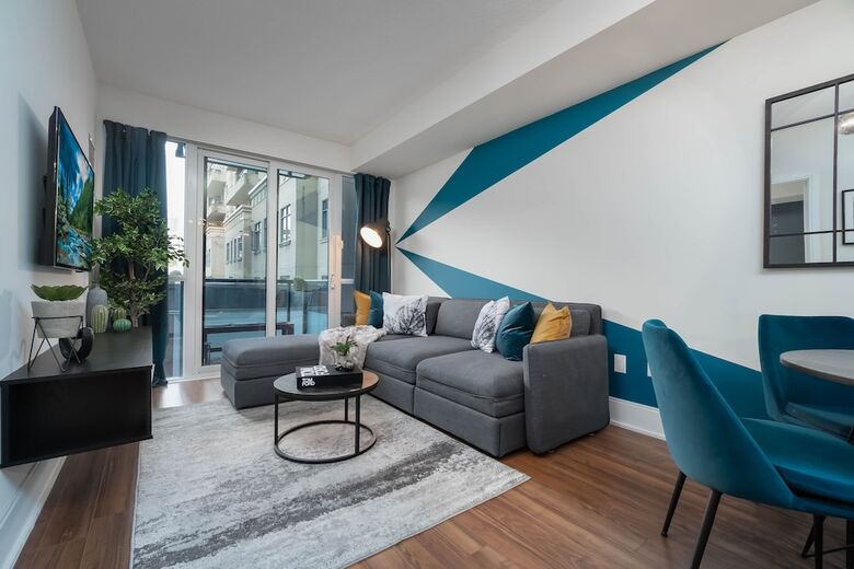 Hotel Peter St - Downtown Suite With Balcony