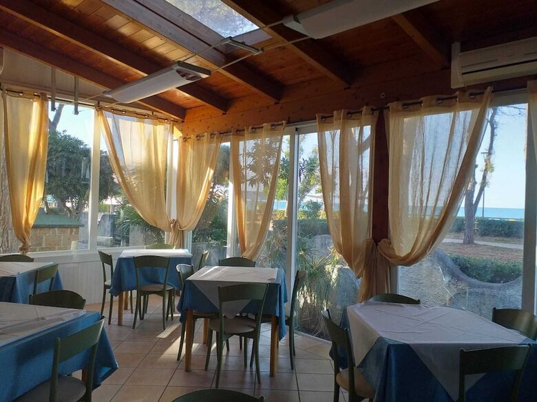 Room In B&B - Spacious Double Room A Stone Throw From The Sea