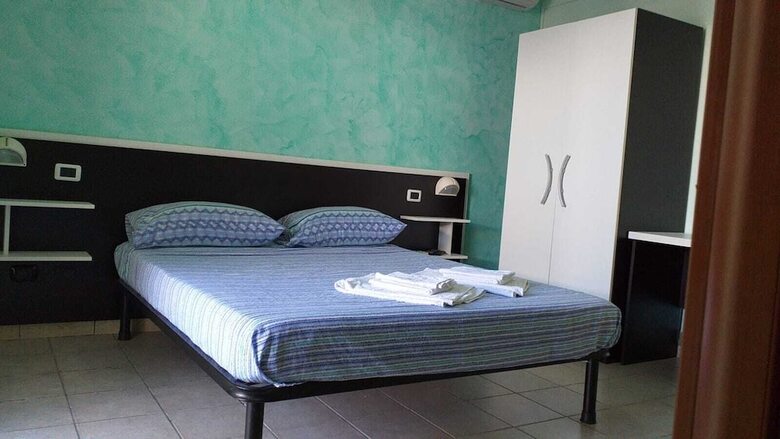 Room In B&B - Spacious Double Room A Stone Throw From The Sea