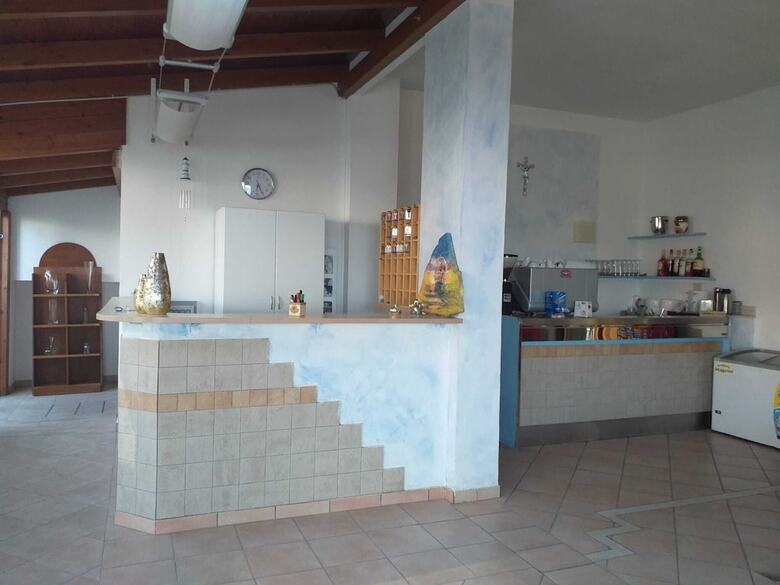 Room In B&B - Spacious Double Room A Stone Throw From The Sea