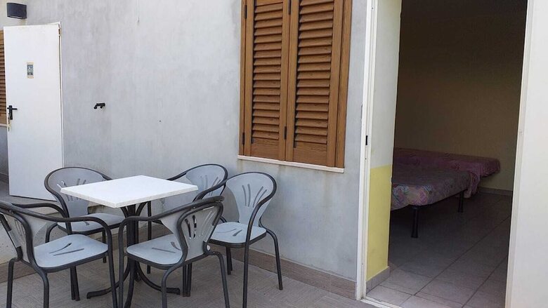 Room In B&B - Spacious Double Room A Stone Throw From The Sea