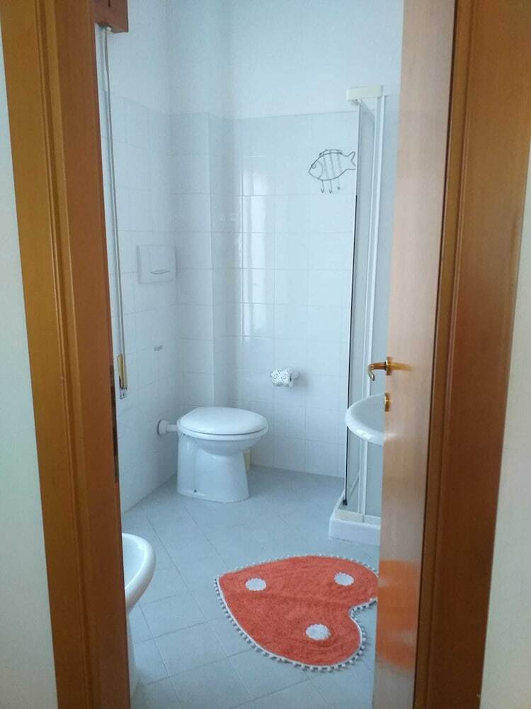 Room In B&B - Spacious Double Room A Stone Throw From The Sea