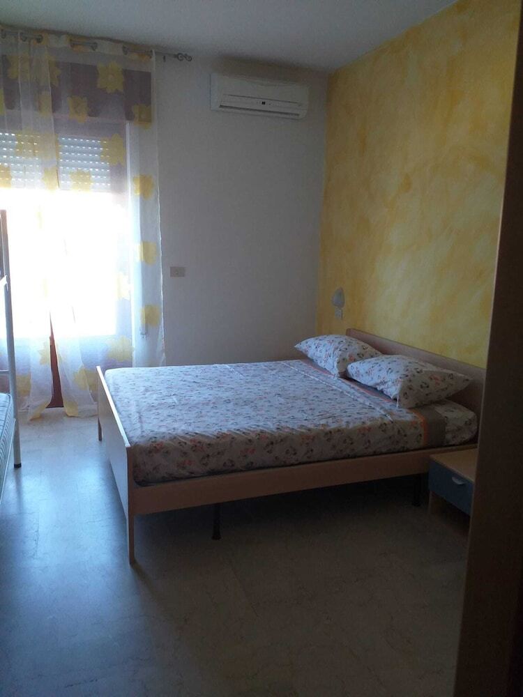 Room In B&B - Spacious Double Room A Stone Throw From The Sea