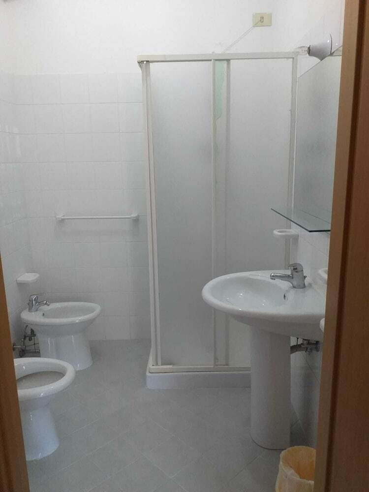 Room In B&B - Spacious Double Room A Stone Throw From The Sea