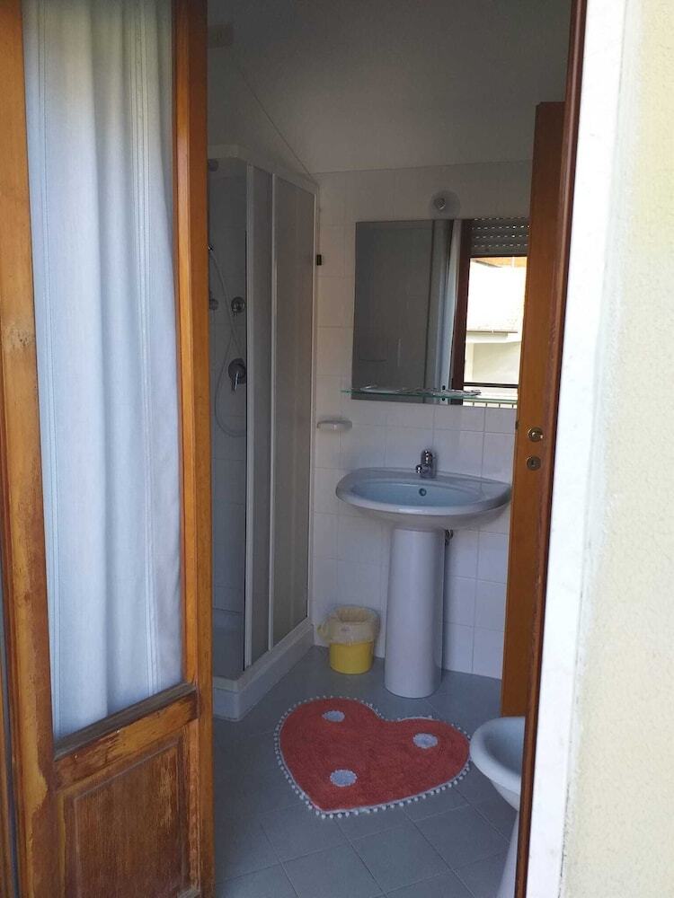 Room In B&B - Spacious Double Room A Stone Throw From The Sea