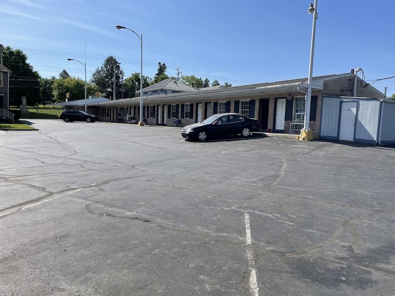 Budget Host Three Crowns Motor Lodge