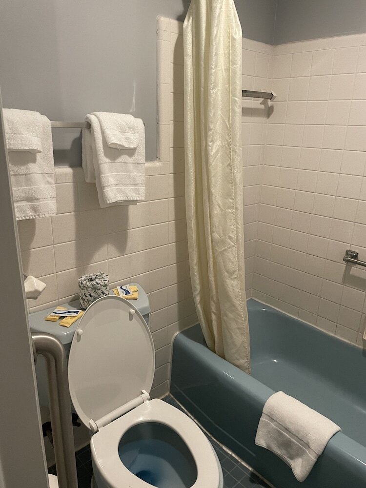 Budget Host Three Crowns Motor Lodge