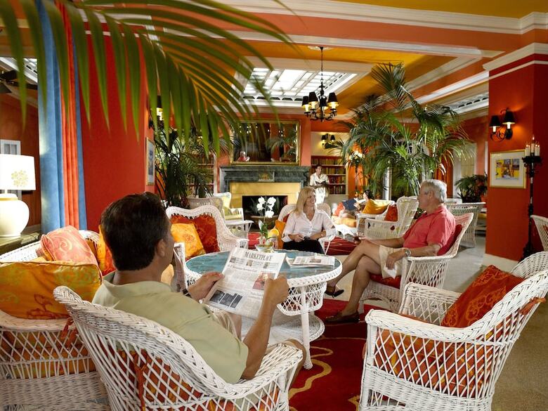 Colony Hotel & Caba�a Club