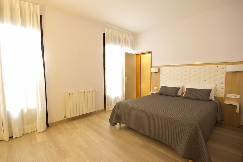 Hotel H�tel C�t� Ventoux
