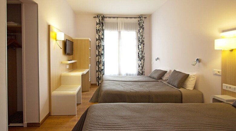 Hotel H�tel C�t� Ventoux