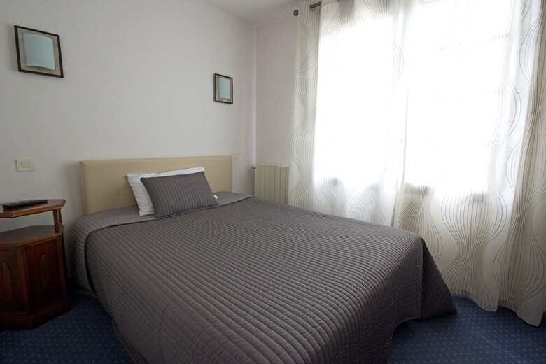 Hotel H�tel C�t� Ventoux