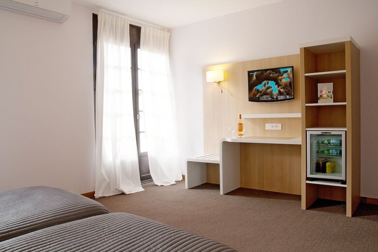 Hotel H�tel C�t� Ventoux