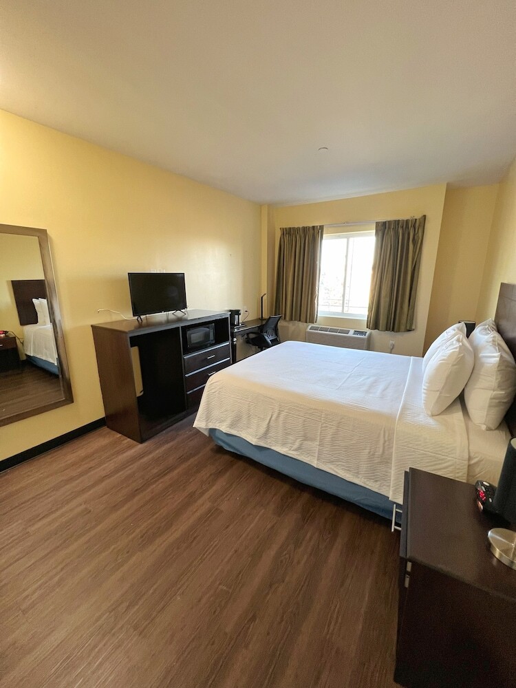 Hotel Ozone Inn & Suites
