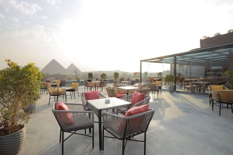 Pyramid Front Hotel