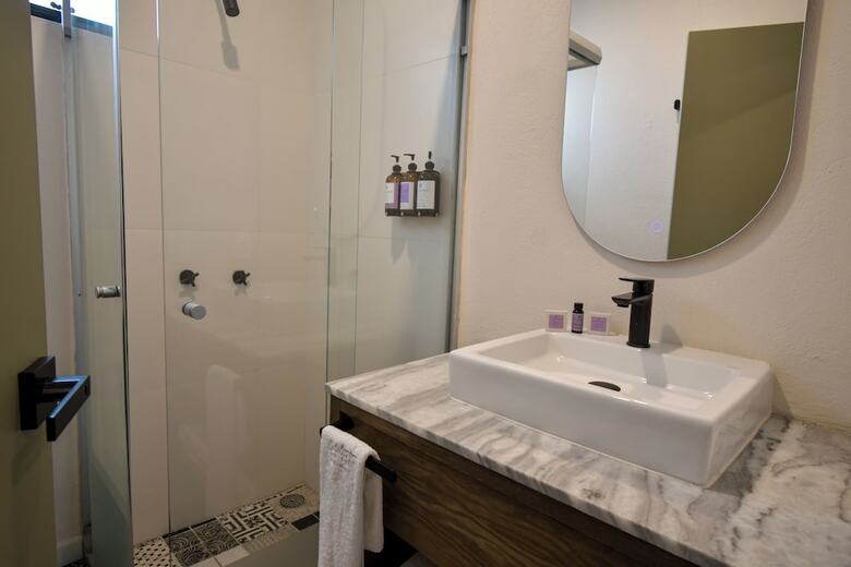 Expo Satelite 2750 Hotel & Suites