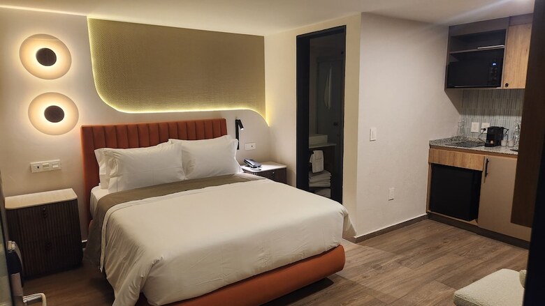 Expo Satelite 2750 Hotel & Suites