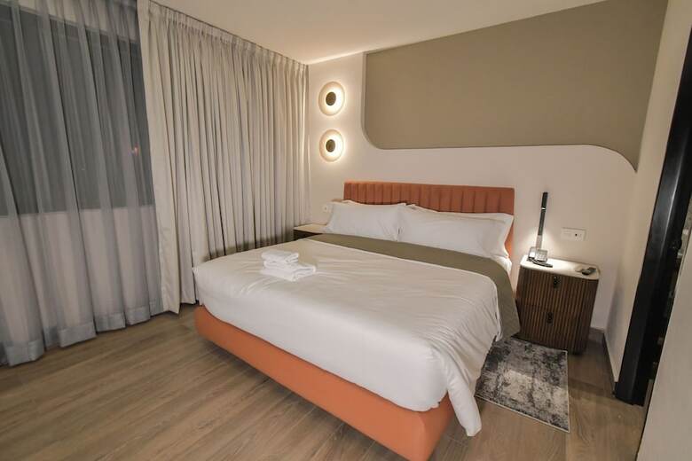 Expo Satelite 2750 Hotel & Suites