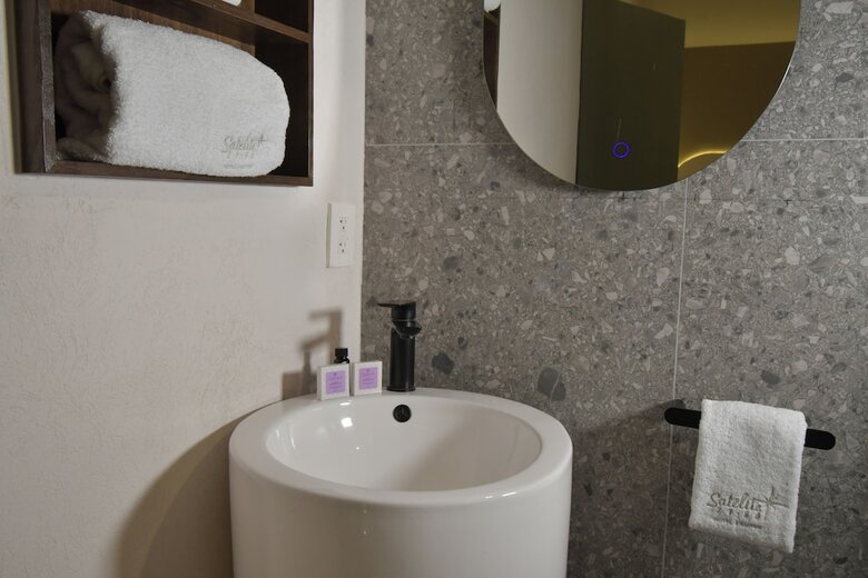 Expo Satelite 2750 Hotel & Suites