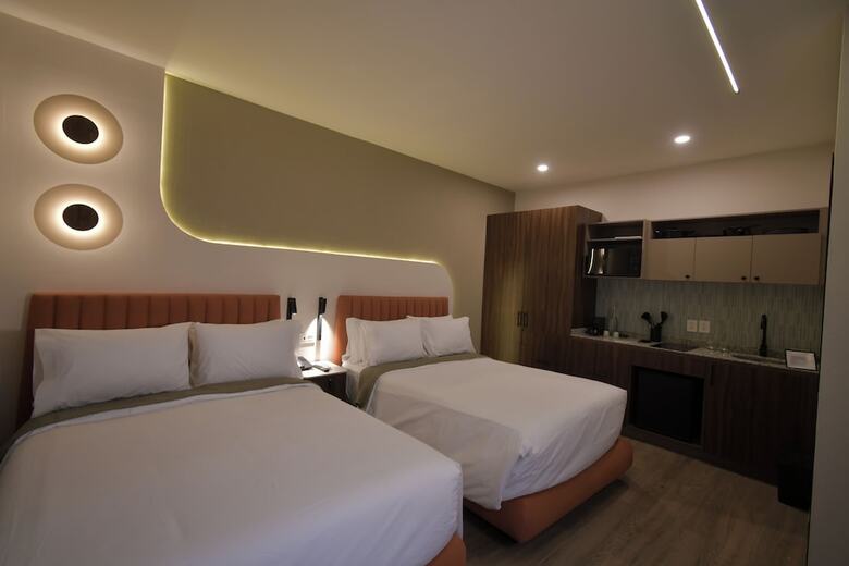 Expo Satelite 2750 Hotel & Suites