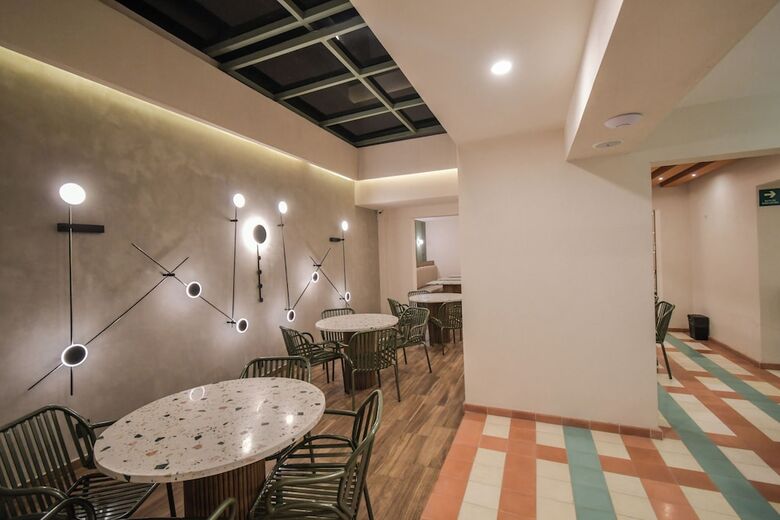 Expo Satelite 2750 Hotel & Suites