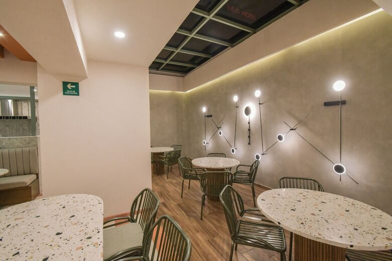 Expo Satelite 2750 Hotel & Suites