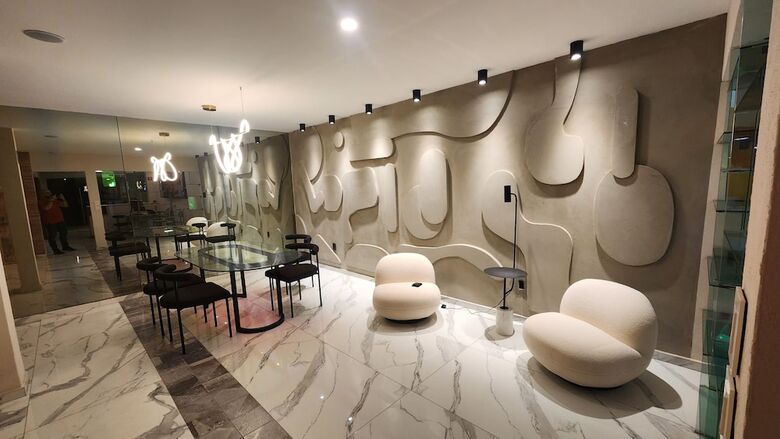 Expo Satelite 2750 Hotel & Suites