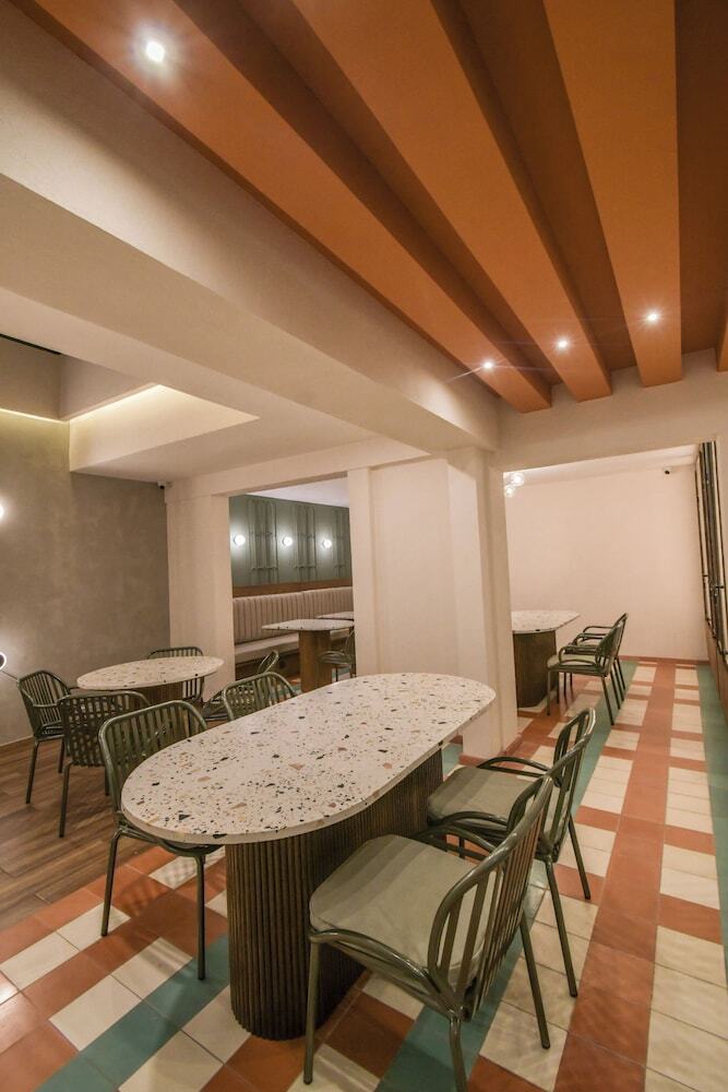 Expo Satelite 2750 Hotel & Suites