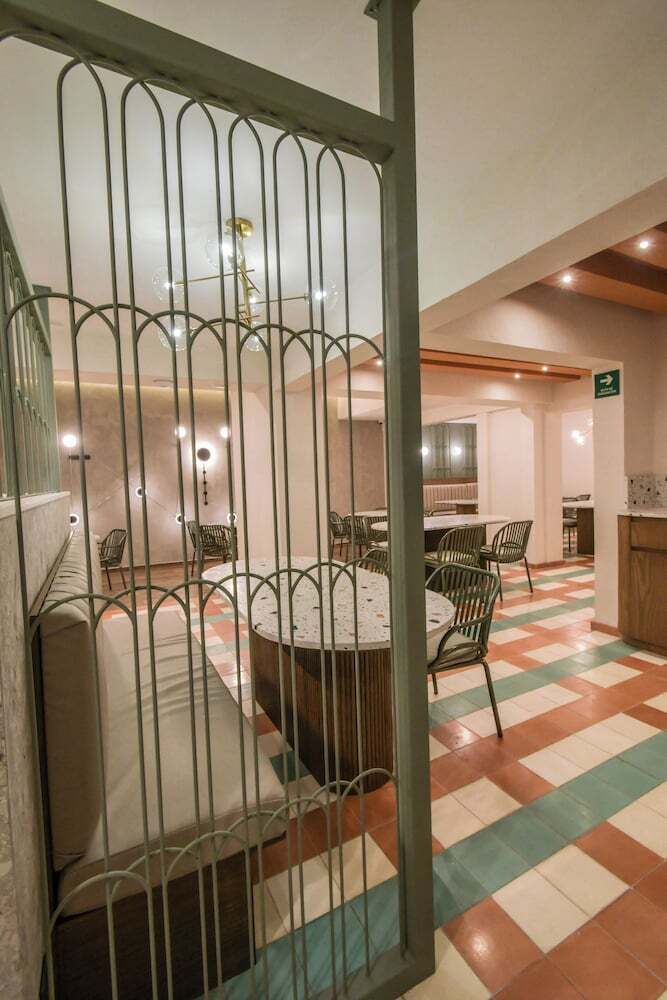 Expo Satelite 2750 Hotel & Suites