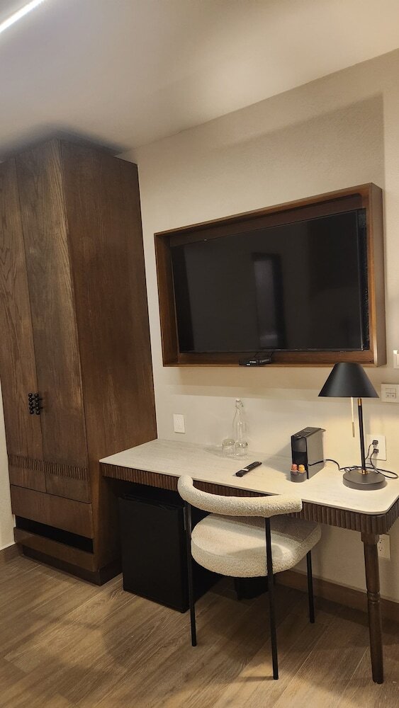 Expo Satelite 2750 Hotel & Suites