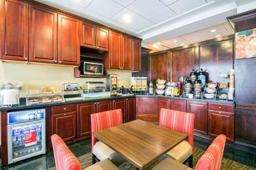 Hotel Comfort Suites Avenel
