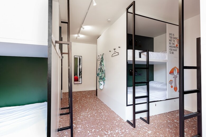 Hostal 2060 The Newton Hostel & Market