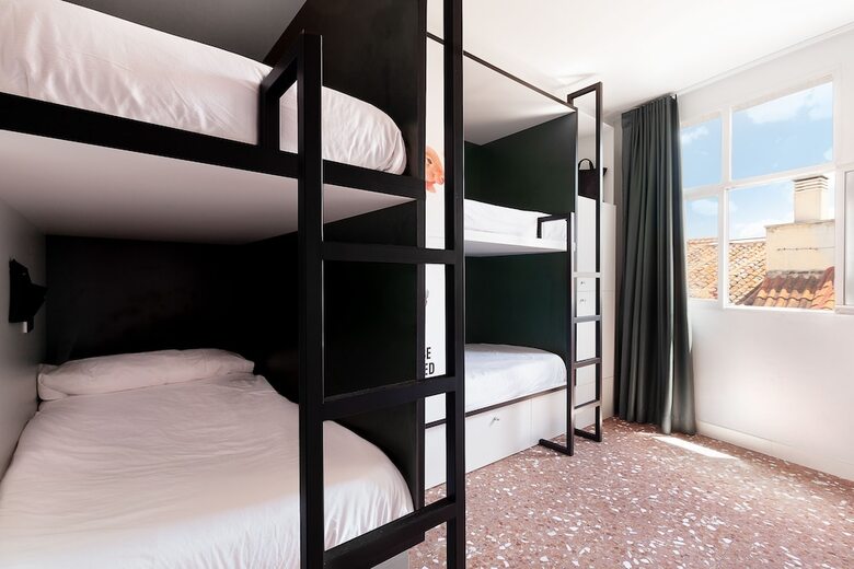 Hostal 2060 The Newton Hostel & Market