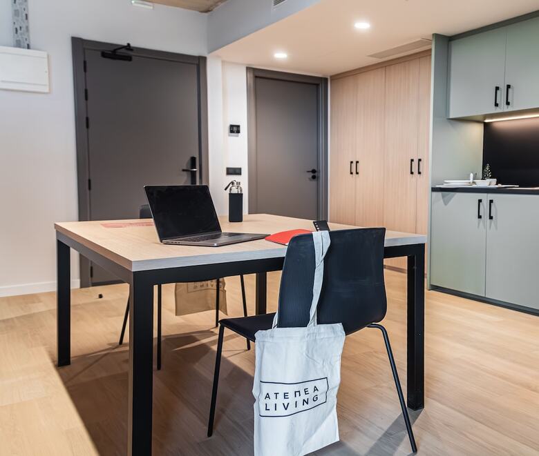 Residencia Atenea Living