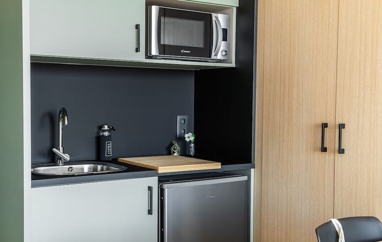 Residencia Atenea Living