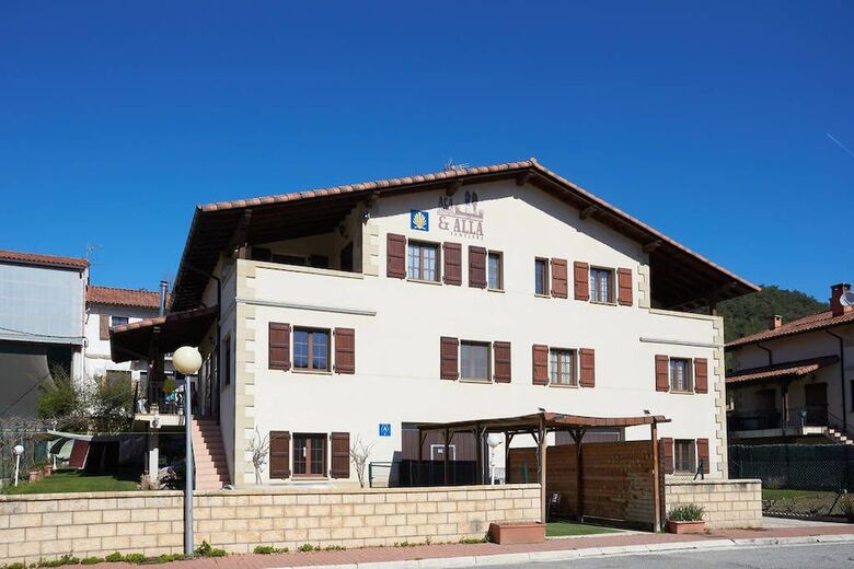 Hostal Alojamientos Ac� Y All� - Hostel