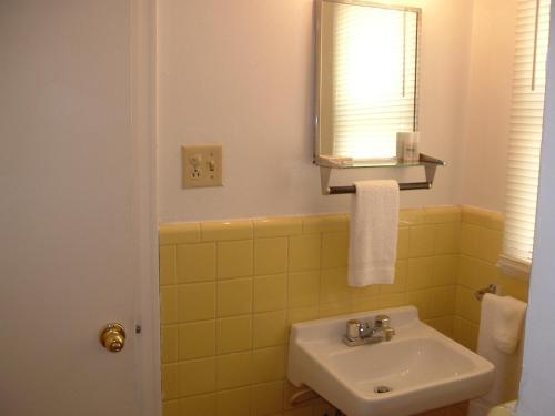 Fels Three Crown Motel