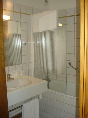 Hotel H�tel Les Chatelmin�s
