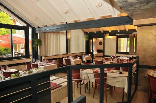 Hotel H�tel Les Chatelmin�s