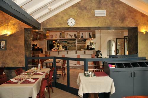 Hotel H�tel Les Chatelmin�s