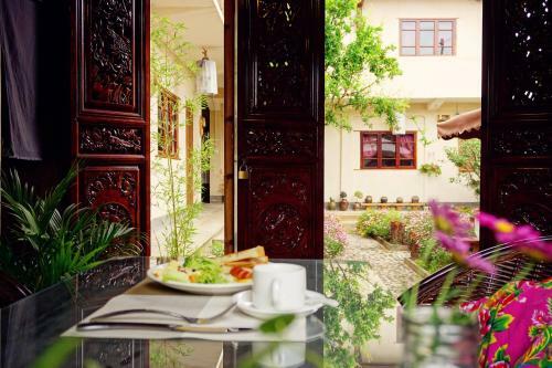 Hostal Shaxi Miss May Hotel