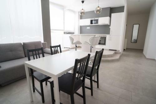 Apartments Kope?n� With Parking