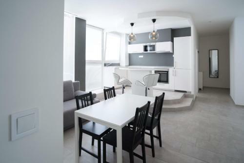 Apartments Kope?n� With Parking