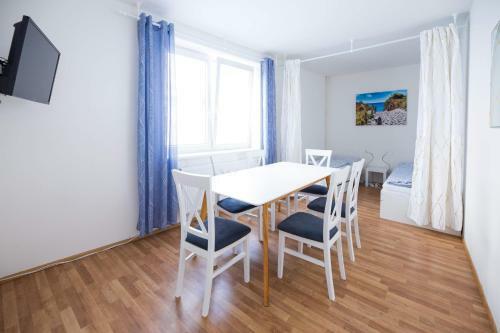 Apartments Kope?n� With Parking