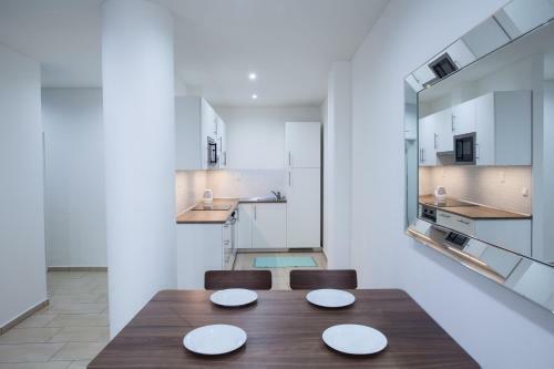 Apartments Kope?n� With Parking
