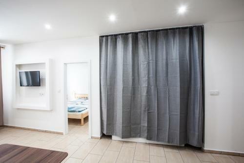 Apartments Kope?n� With Parking
