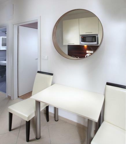 Apartments Kope?n� With Parking